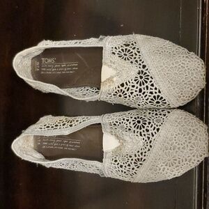 7.5 wide Tom's eyelet loafers